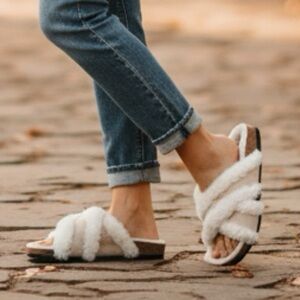 Maurices Womens Cross Strap Slide Slipper Beige White Faux Fur Lining 7M